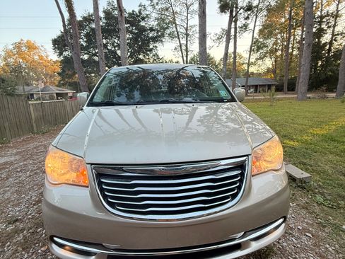 Used 2015 Chrysler Town & Country Touring w/ Driver Convenience Group image 4