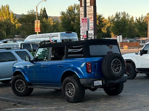 Used 2022 Ford Bronco Outer Banks image 2