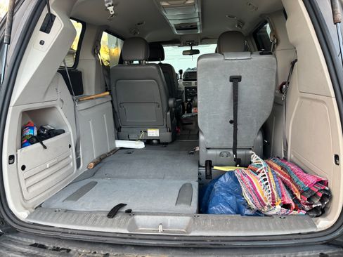 Used 2012 Volkswagen Routan SE image 6