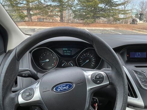 Used 2012 Ford Focus SE w/ SE Winter Pkg image 8