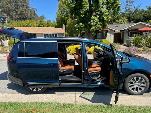 Used 2025 Chrysler Pacifica Pinnacle image 8