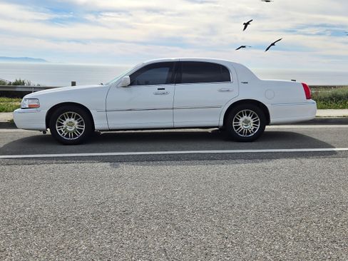 Used 2008 Lincoln Town Car Signature Limited image 1