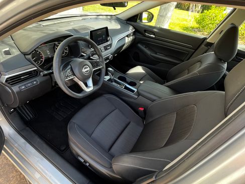 Used 2025 Nissan Altima 2.5 SV image 12