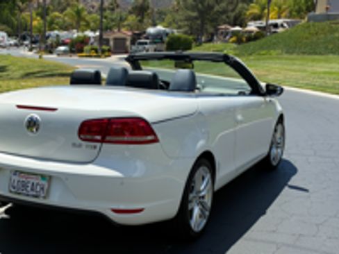 Used 2013 Volkswagen Eos Executive FWD image 2