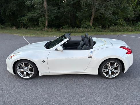 Used 2012 Nissan 370Z Touring w/ Sport Pkg RWD image 19