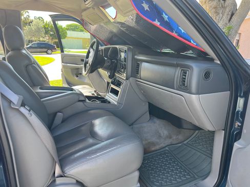 Used 2005 GMC Yukon XL SLT w/ SLT Preferred Equipment Group RWD image 6