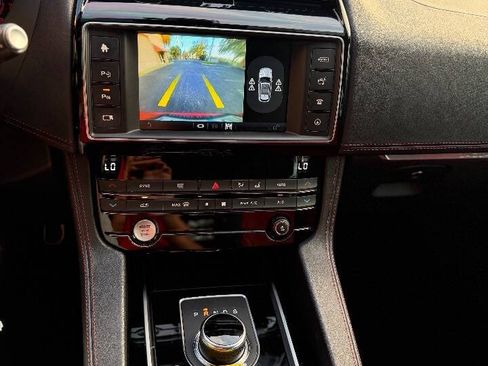 Used 2018 Jaguar F-PACE R-Sport image 25