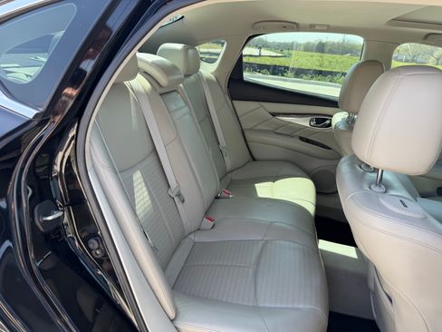 Used 2011 INFINITI M56 w/ Sport Pkg RWD image 16