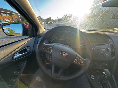 Used 2017 Ford Focus SE FWD image 6