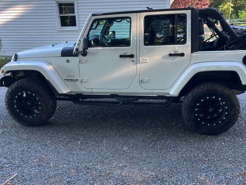 Used 2016 Jeep Wrangler Unlimited Sahara w/ Connectivity Group AWD/4WD image 2