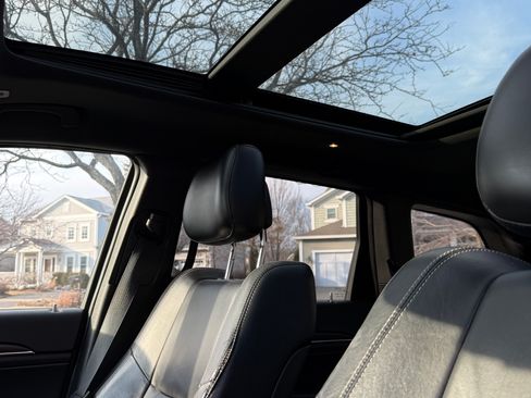 Used 2017 Jeep Grand Cherokee Limited w/ Luxury Group II image 14