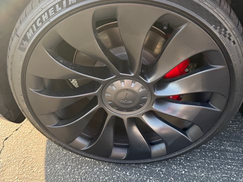 Used 2023 Tesla Model Y Performance image 9