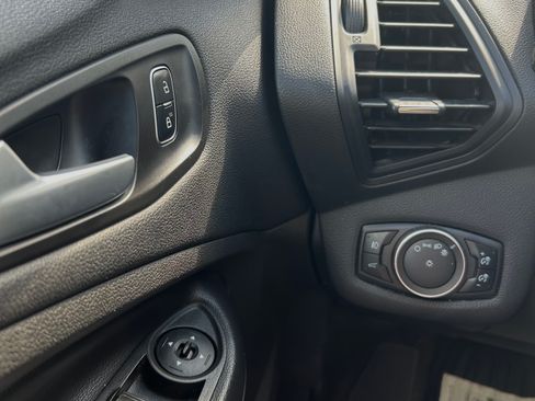 Used 2017 Ford Escape SE w/ SE Sport Appearance Package image 9