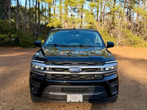 Used 2022 Ford Expedition XLT image 2