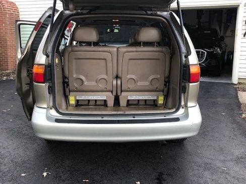 Used 2000 Toyota Sienna XLE FWD image 2