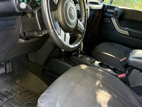 Used 2014 Jeep Wrangler Unlimited Rubicon w/ Connectivity Group AWD/4WD image 11