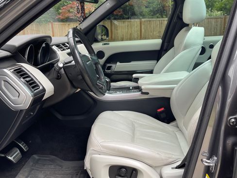 Used 2016 Land Rover Range Rover Sport SE image 18