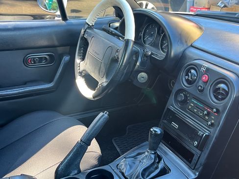 Used 1993 MAZDA MX-5 Miata RWD image 12