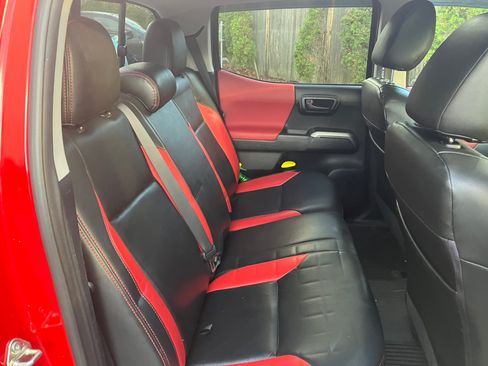 Used 2016 Toyota Tacoma SR5 w/ SR5 Appearance Package (SN) image 14