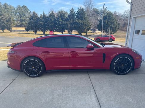 Used 2018 Porsche Panamera image 2