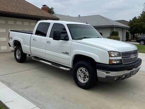 Used 2005 Chevrolet Silverado 2500 LT w/ Heavy-Duty Power Package image 2