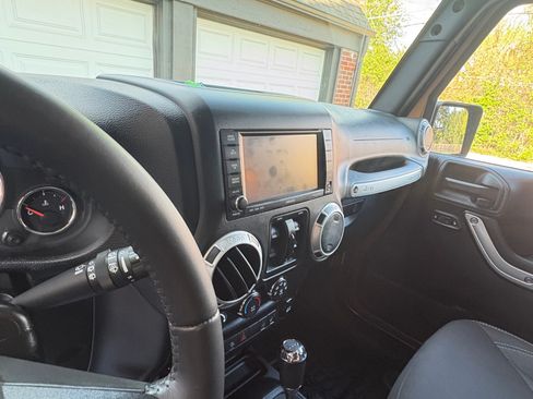 Used 2015 Jeep Wrangler Unlimited Rubicon image 24