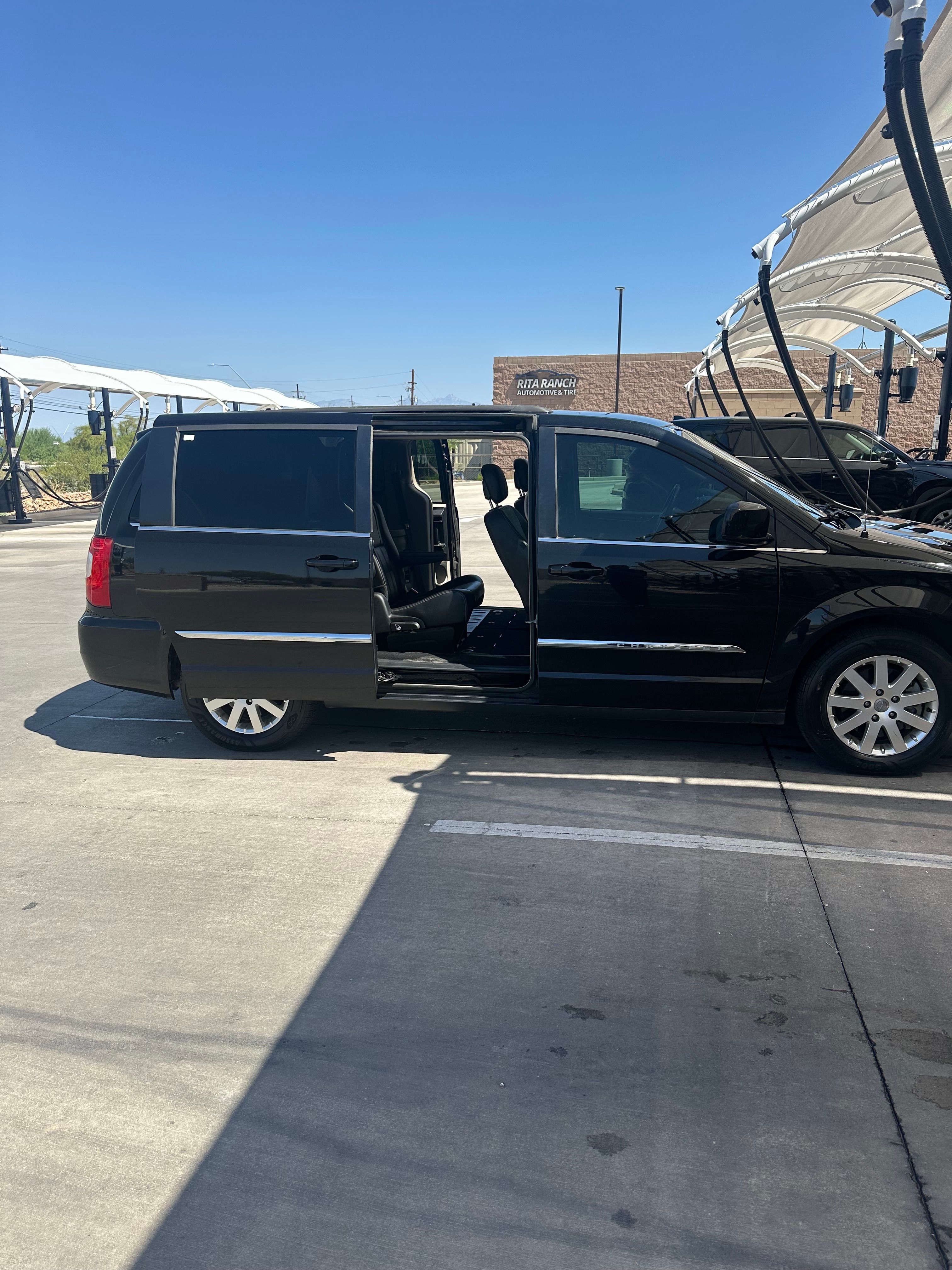Used 2016 Chrysler Town & Country Touring FWD image 12