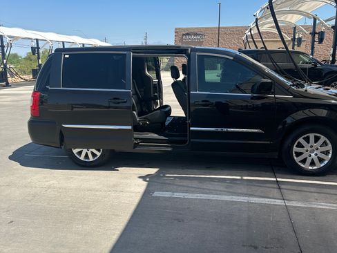 Used 2016 Chrysler Town & Country Touring FWD image 12