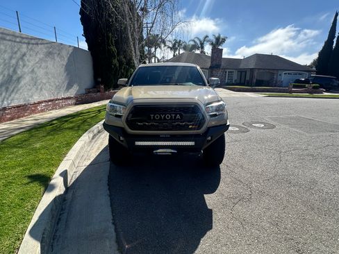 Used 2016 Toyota Tacoma TRD Off-Road w/ Towing Package image 2