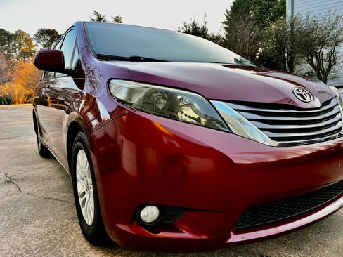 Used 2016 Toyota Sienna XLE Premium image 2