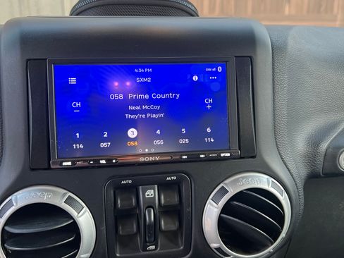 Used 2017 Jeep Wrangler Unlimited Rubicon image 14