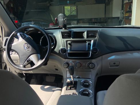 Used 2013 Toyota Highlander Plus FWD image 13