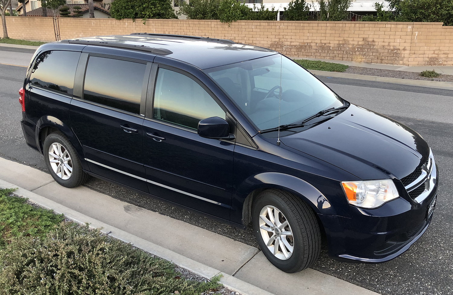 Used 2014 Dodge Grand Caravan SXT w/ Rear Park Assist Package FWD image 1