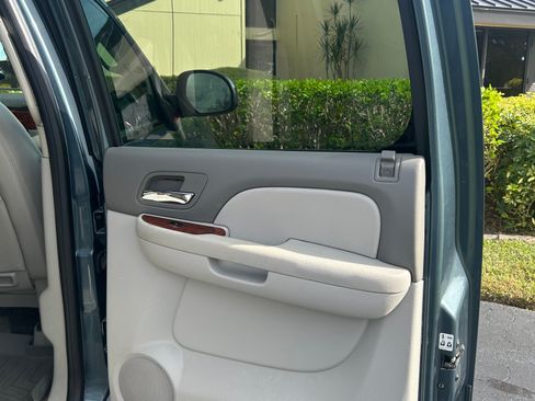 Used 2011 Chevrolet Avalanche LTZ image 9