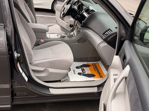 Used 2010 Toyota Highlander 4WD image 8