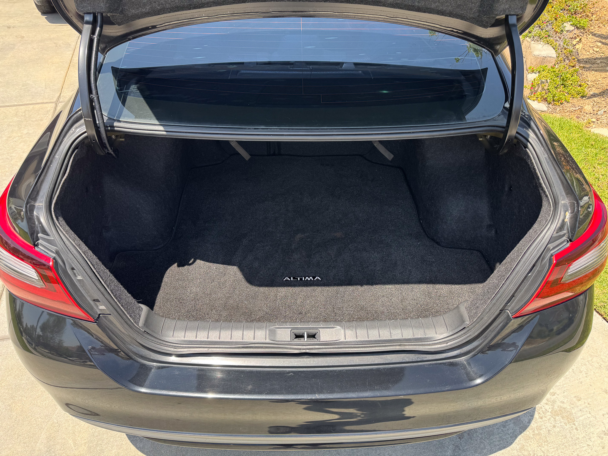 Used 2017 Nissan Altima 2.5 SR w/ Midnight Edition Package FWD image 29