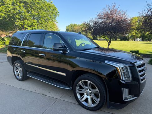 Used 2015 Cadillac Escalade Luxury AWD/4WD image 1
