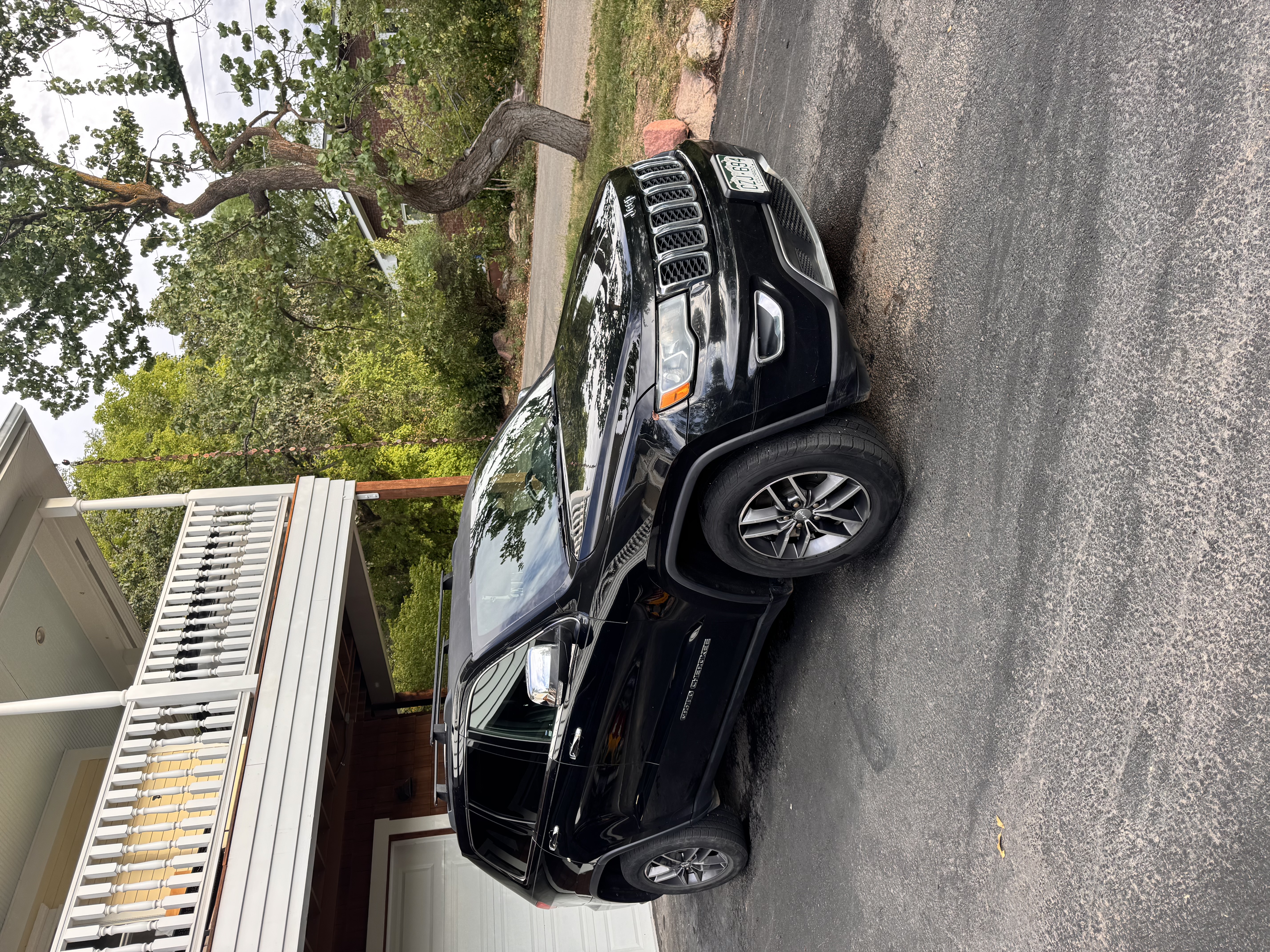 Used 2017 Jeep Grand Cherokee Limited AWD/4WD image 4