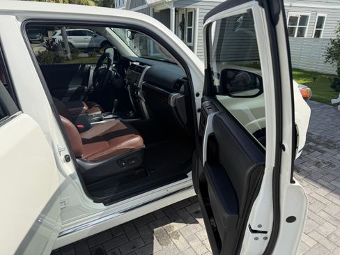 Used 2021 Toyota 4Runner Limited AWD/4WD image 9