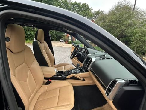 Used 2017 Porsche Cayenne AWD/4WD image 4