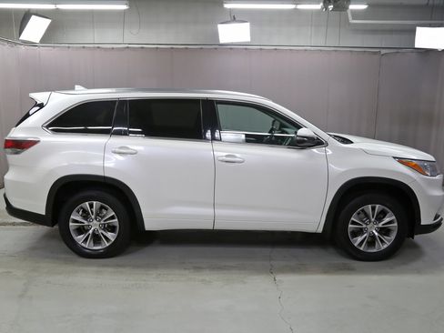 Used 2015 Toyota Highlander XLE image 2