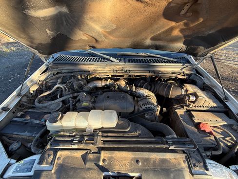 Used 2002 Ford F550 2WD Regular Cab Super Duty image 2