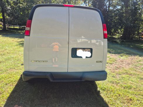Used 2018 Chevrolet Express 2500 w/ Driver Convenience Package image 5