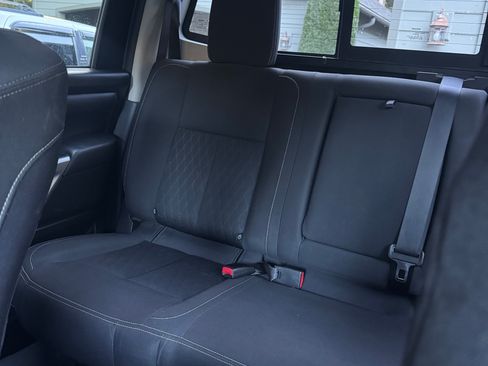 Used 2018 Nissan Titan SV w/ SV Convenience Package image 10