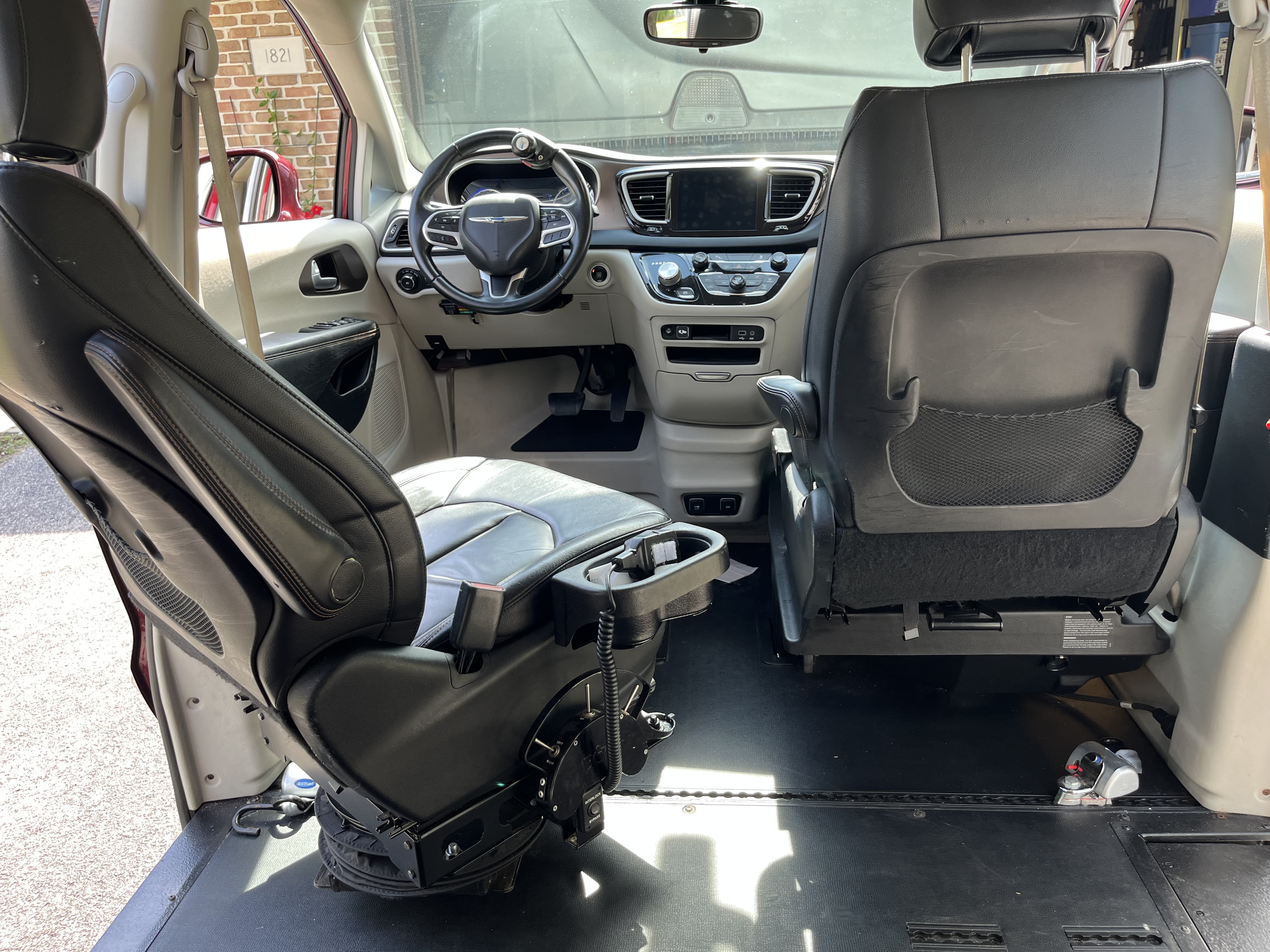 Used 2017 Chrysler Pacifica Touring-L w/ Tire & Wheel Group FWD image 5
