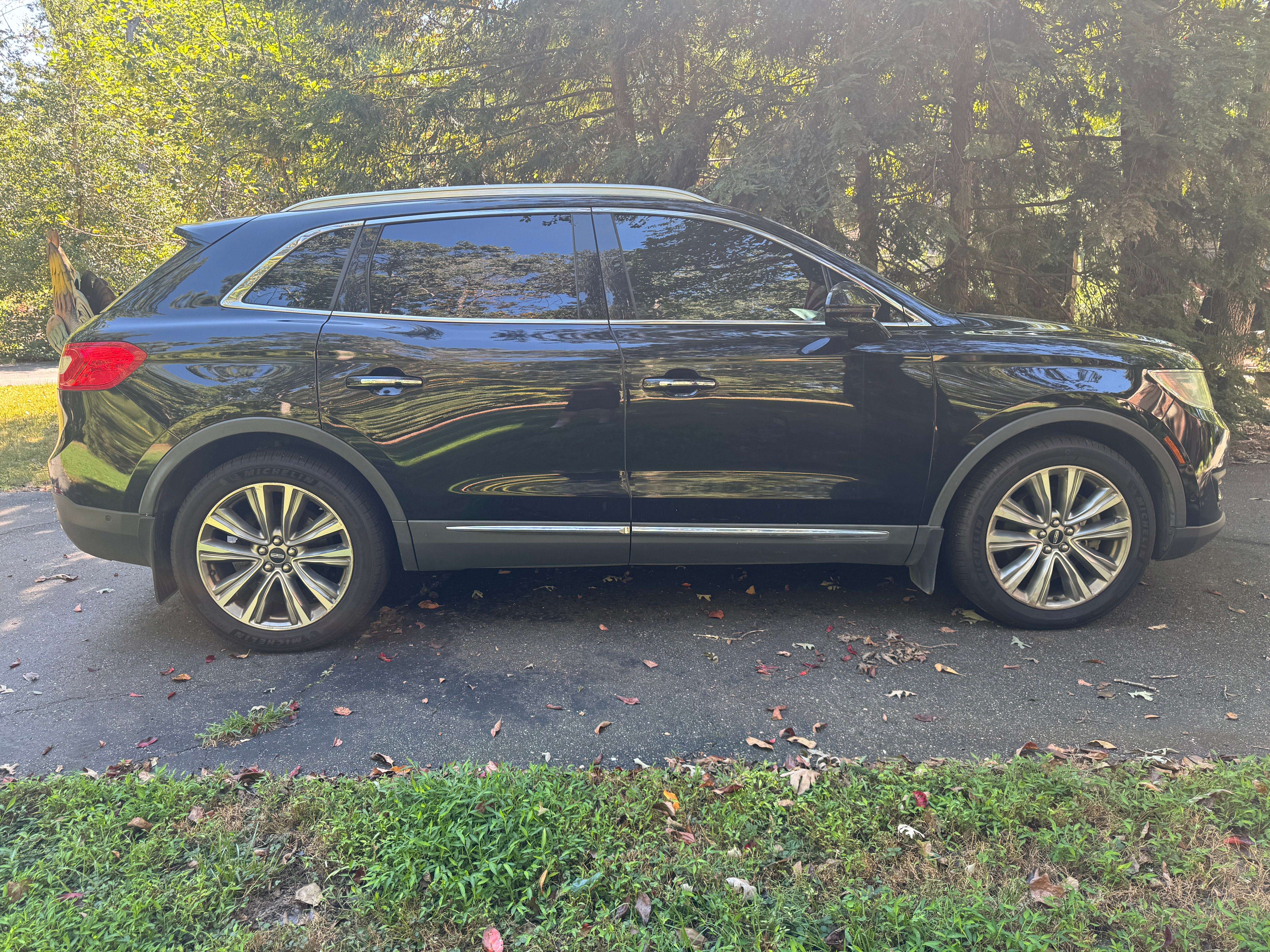 Used 2017 Lincoln MKX Reserve w/ Driver Assistance Package AWD/4WD image 2