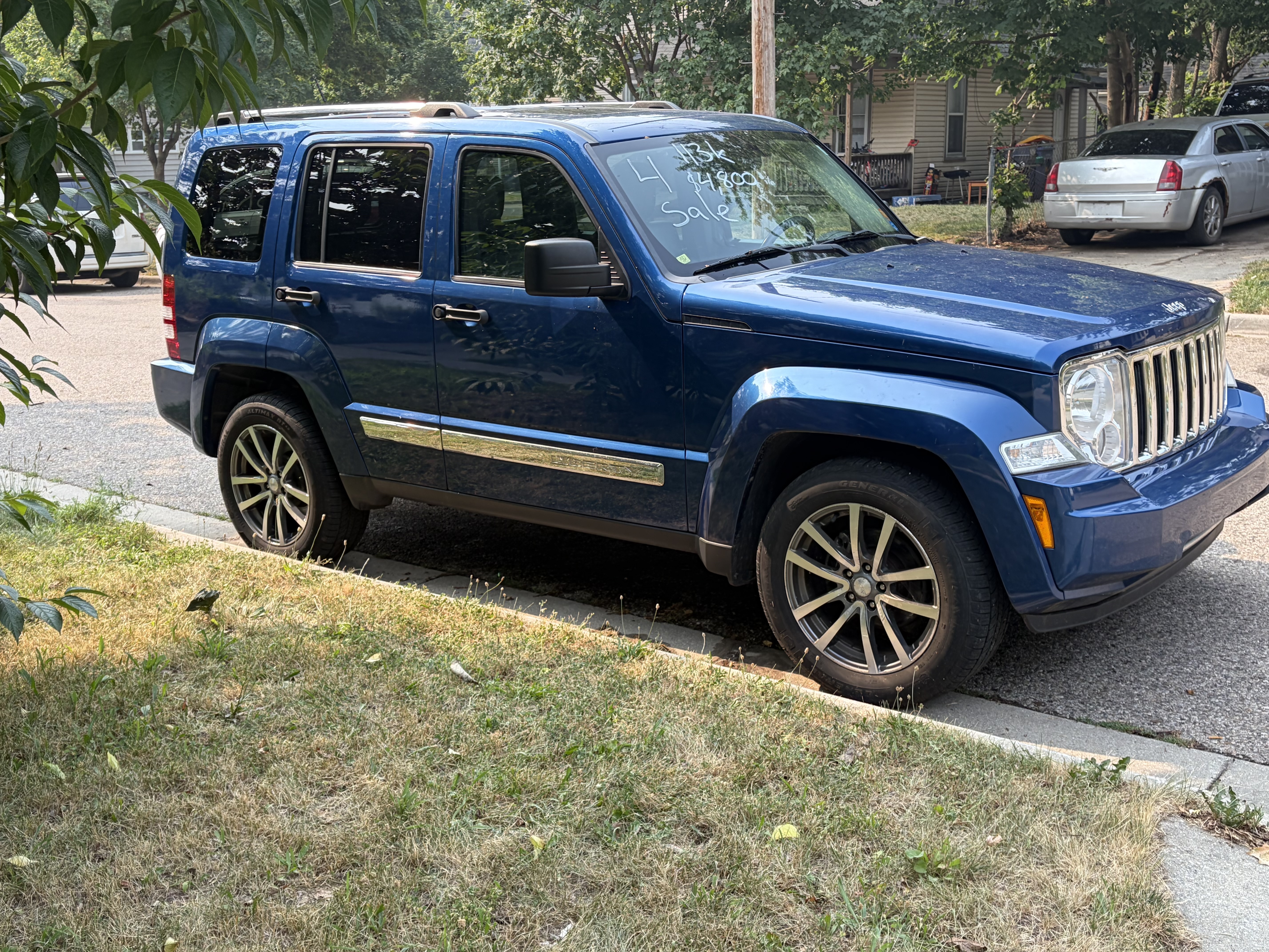Used 2009 Jeep Liberty Limited w/ Premium Group II AWD/4WD image 2
