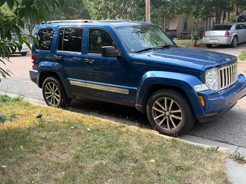 Used 2009 Jeep Liberty Limited w/ Premium Group II AWD/4WD image 2