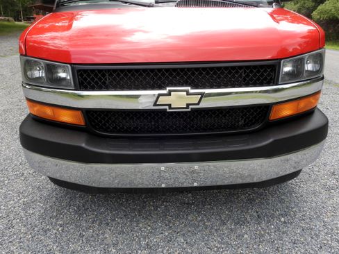 Used 2017 Chevrolet Express 3500 RWD image 5