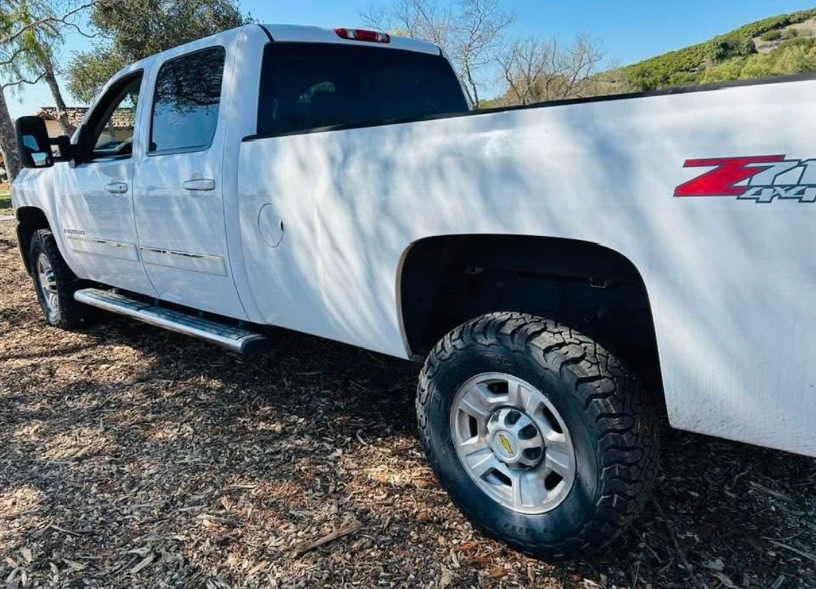 Used 2007 Chevrolet Silverado 2500 LTZ w/ Safety Package AWD/4WD image 8